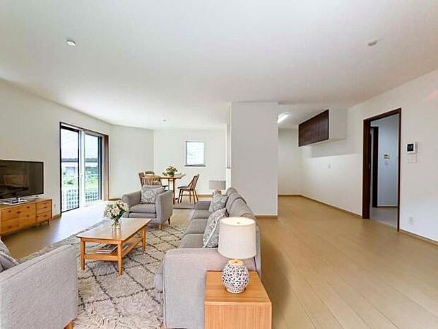 子供の笑い声やママとパパの楽しい会話、料理をする音や、テレビの音など当たり前の生活が送ることができる幸せ。そんな幸せをこの家で作り上げてみてはいかがですか。※家具はCGです。