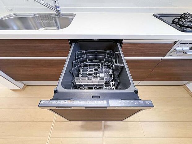 ＜食洗機＞手洗いよりも時間の節約が出来るので子育てや家事で忙しい方の味方です。また高速洗浄と乾燥で殺菌効果が望め衛生的。手洗いよりも節水効果もありうれしいポイント詰まっています！