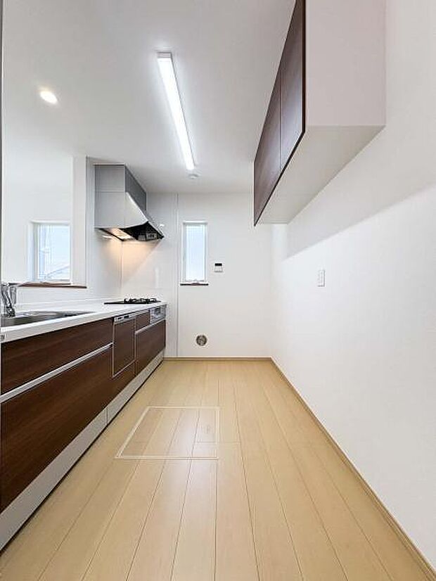 ご家族みんなで調理ができる位のスペースを実現したキッチン空間となっております。みんなで作った料理を召し上がりながらの会話は至福のひとときになるはずです。