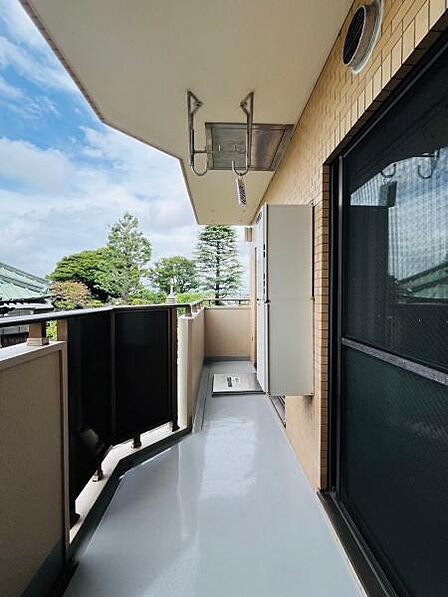 気持ちのいい空が見渡せる広いワイドバルコニー。爽やかな風を感じて、心躍る素敵な暮らしがはじまります！明るく暖かな陽射しが差し込みます。