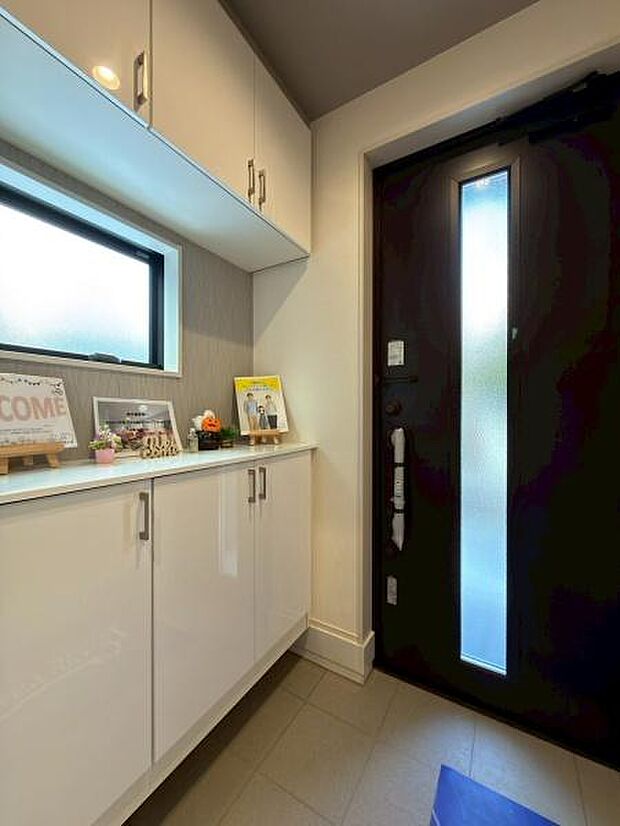 ザ・玄関です。収納力があり、ベビーカーからアウトドア用品まで収納可能です。