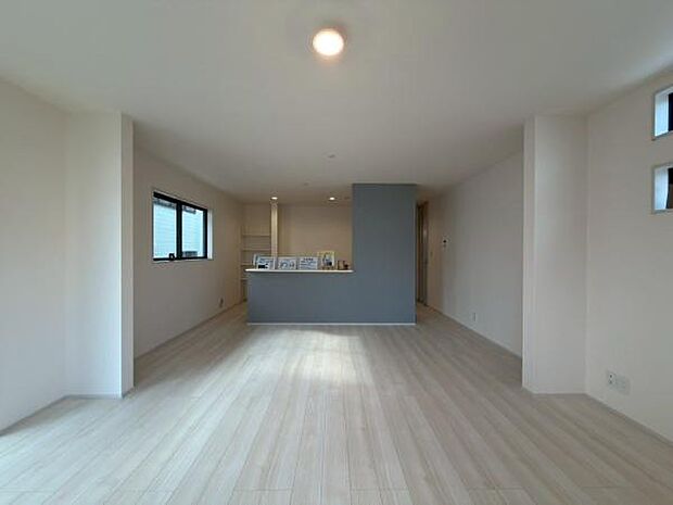 東側からリビングを撮影しました。照明がなくても日中は明るいリビングです。