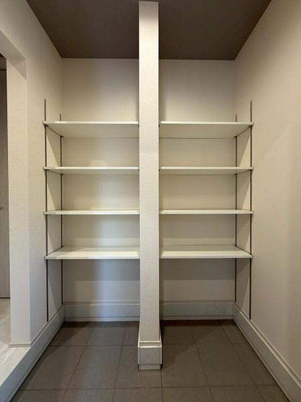 シューズクロークです。シューズボックスと別にあるのが嬉しいですよね。