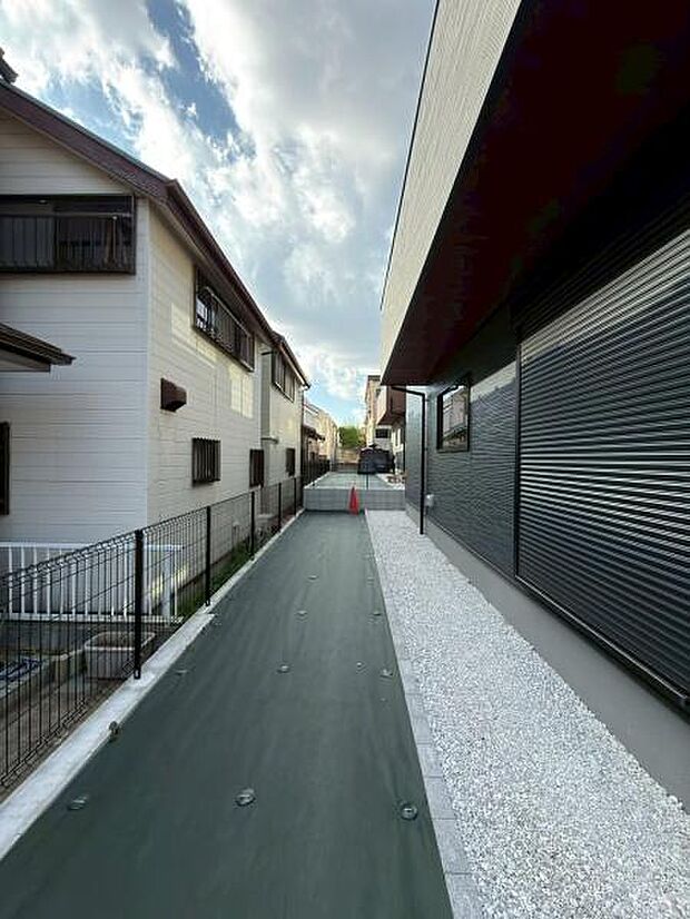 お庭スペースです。お庭もあってカースペースもあるなんて羨ましいですぅ!