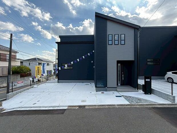 建物×カースペースです。駐車場としても利用可能ですが子供の遊び場など用途は様々です。