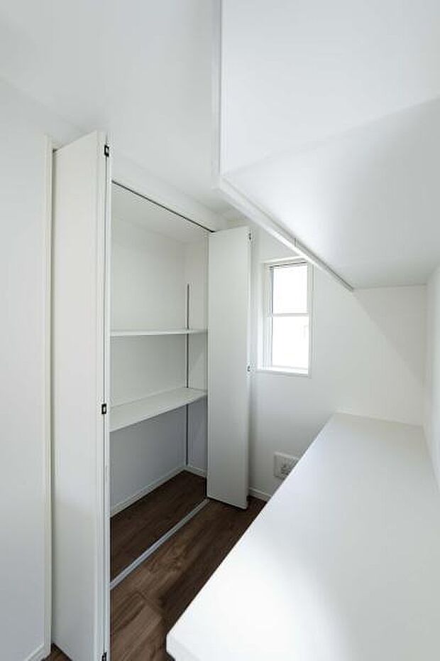 キッチンまわりには食品や日用品のストックができるパントリーを設置しました。非常食を備えたり、備蓄スペースとしても使えるのも心強いですね。