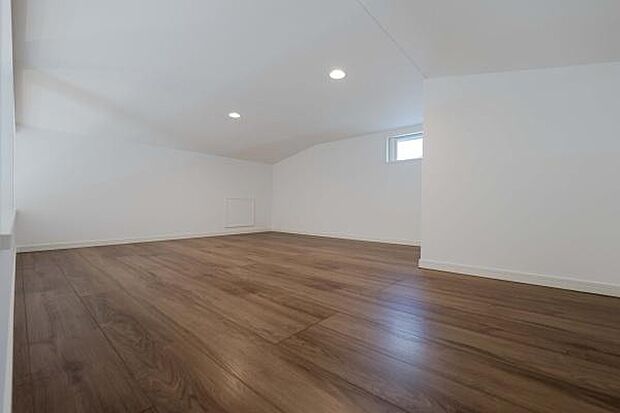 ロフトはオフシーズンの物や家電類、ひな飾りやクリスマスツリーなど、使っていない家具・家電などをたっぷり収納できる大容量の収納スペース