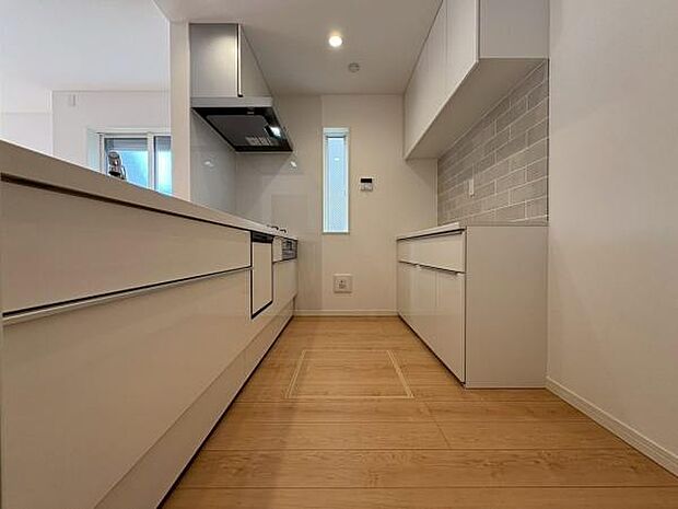 広々としたキッチンです。作業もしやすいです。収納力も〇