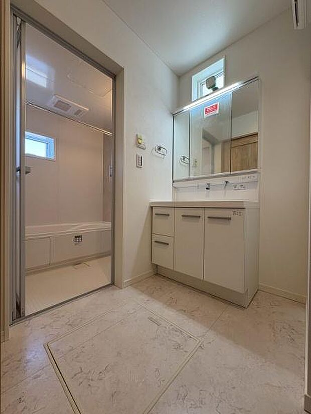 広々した明るい洗面室です!