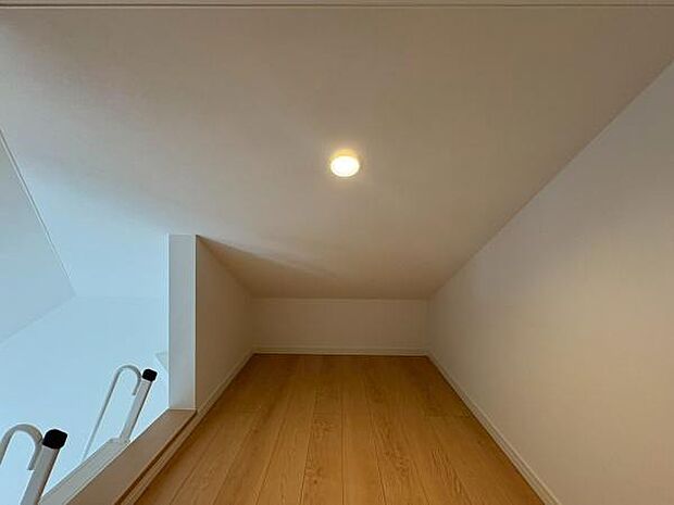 【ロフトスペース】季節のイベント道具や衣類の収納、アウトドア用品からスポーツ用品まで多種多能に使えるスペース。お子様との秘密基地としてジオラマをやっている方もいます。