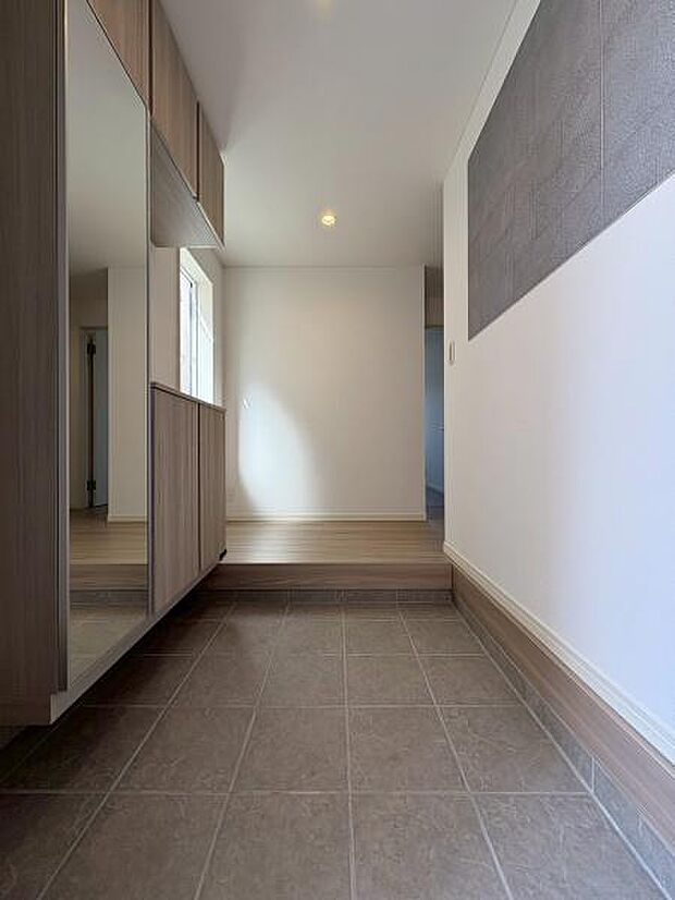 玄関ドアから見た玄関スペースです!