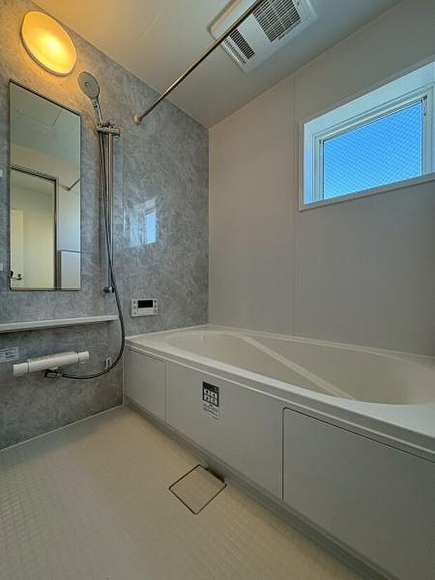 ゆったりとくつろげる、一日の疲れを癒やす空間ですね。小窓があり換気も出来ます!