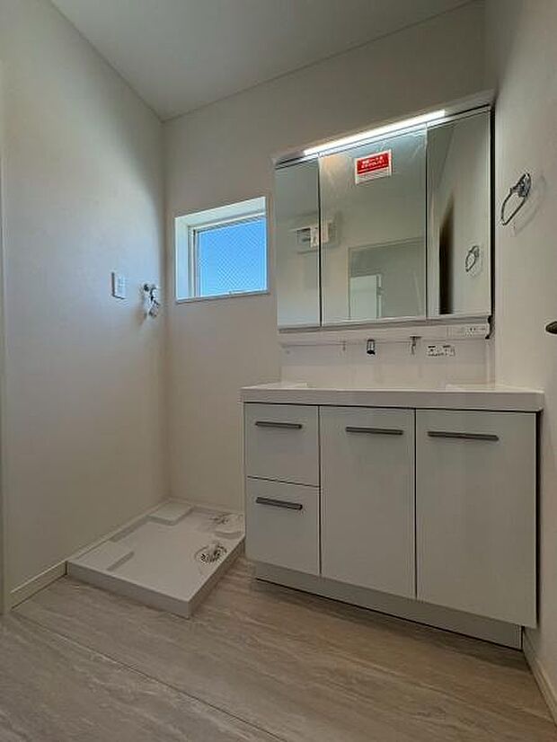 広いタイプの洗面台です。洗濯機スペースも充分ですね。