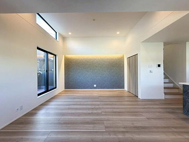 勾配天井が解放感を演出している明るいリビング。人が集まるリビングという空間に「開放感」という付加価値を与え、人を招きたくなるようなお家です。