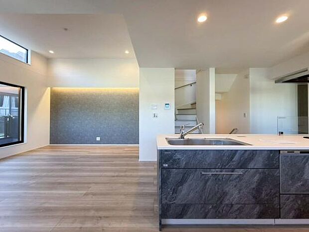 家事をしながらもリビングが見渡せる対面キッチンは、忙しい奥様に嬉しいカタチ。お料理もお子様や旦那様と会話をしながら楽しく作れそう。