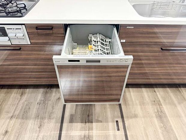 ＜食洗機＞手洗いよりも時間の節約が出来るので子育てや家事で忙しい方の味方です。また高速洗浄と乾燥で殺菌効果が望め衛生的。手洗いよりも節水効果もありうれしいポイント詰まっています！