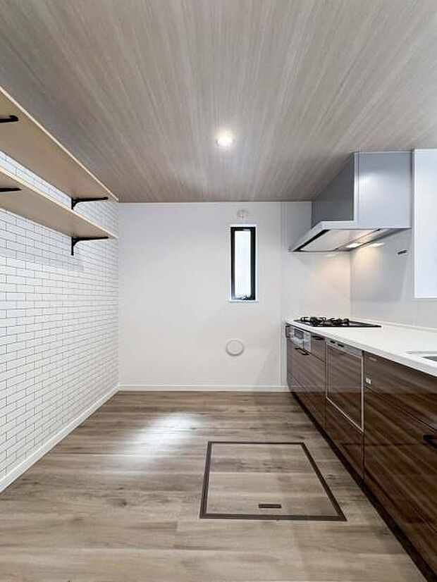 ご家族みんなで調理ができる位のスペースを実現したキッチン空間となっております。みんなで作った料理を召し上がりながらの会話は至福のひとときになるはずです。