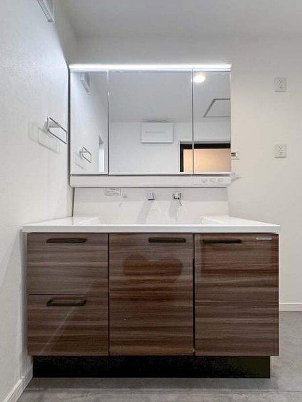 ご家族の1日が始まり、1日が終わりを締めくくる洗面空間。快適に過ごせることはもちろん、気品や優雅さを兼ね備えたパウダールームです。