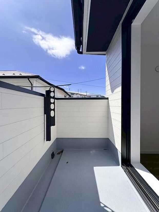 プライベート性が確保されたバルコニー。ワイドな空間にたっぷりの陽光が降り注ぎます。