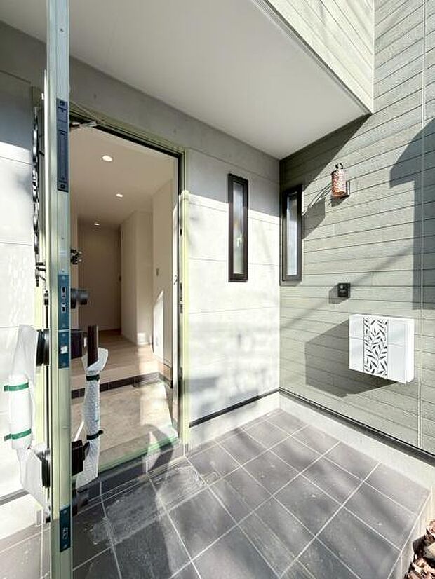 気品あるデザイン性を持つ玄関は、住む方の満足感を満たすクオリティ。帰宅するご家族や、訪れる方を気持ちよく迎える・安らぎに満ちた生活空間を予感させてくれます。