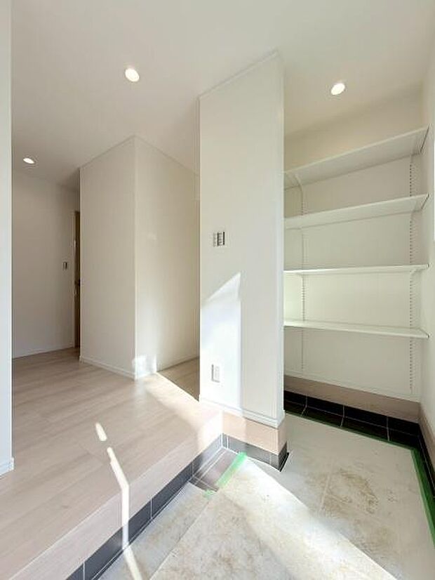 広々玄関。シューズクローク以外にも左手には大容量の収納がございます。