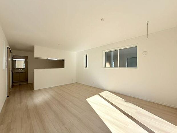 形の綺麗なリビングダイニングはお好きな家具を配置しても、余裕がありそうです。インテリアも想像しながらご見学されると、より一層楽しくなります。