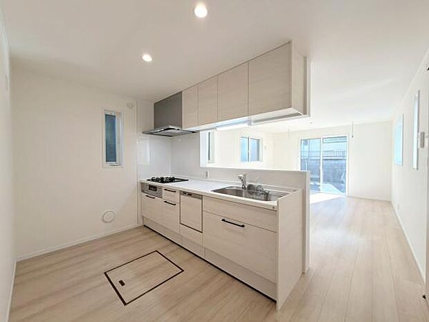 整理収納もお手入れもしやすいモデルルームのようなキッチンに。大きさや形の異なる調理道具をすっきり、使いやすく収納。最初からカップボードがあるとキッチン整理が楽ですね。