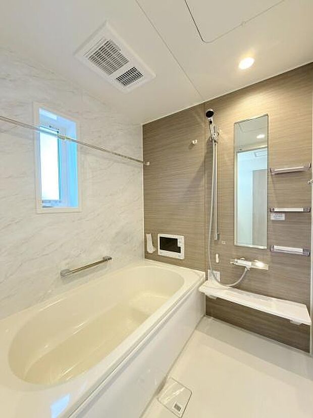 「くつろぎの贅沢バスタイム」 ゆったり足を伸ばせる、広々としたお風呂空間  一日の疲れを癒す、リラックスできるデザイン 心と体を温める、快適なバスタイム