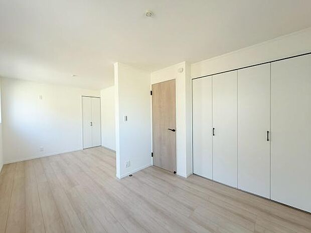 約10帖の未来壁仕様のお部屋です。将来壁を造作しても良し！1部屋としても利用可能です。広くお使いいただけます。