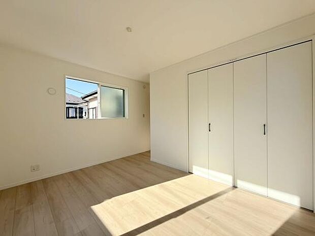 幅広のクローゼットを完備！普段使いのお洋服や小物はもちろん、季節物のお洋服などもしっかりと整理整頓おしまい頂けます。居室空間をより広く隅々までお使いいただけますね。