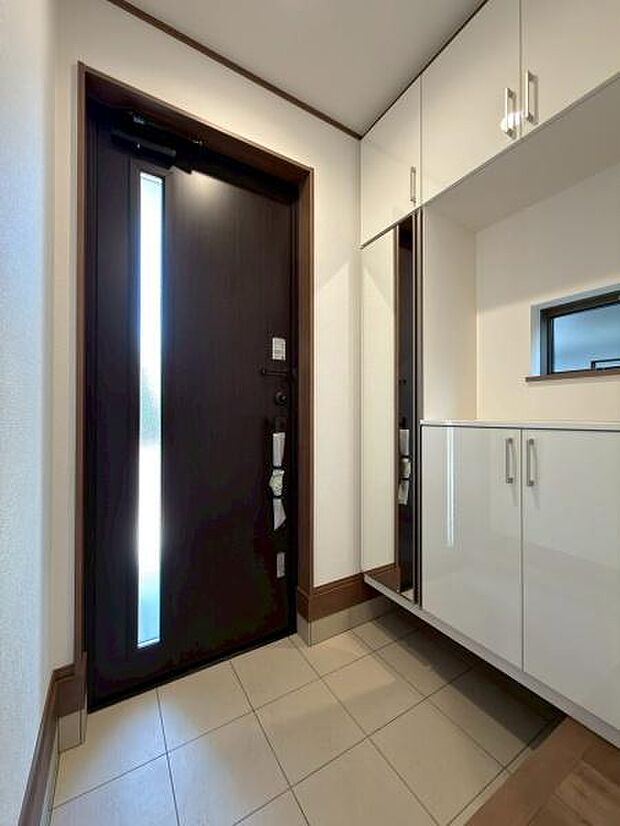 右側には大きな鏡の付いたシューズクローゼット