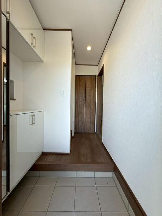 気品あるデザイン性を持つ玄関は、住む方の満足感を満たすクオリティ。帰宅するご家族や、訪れる方を気持ちよく迎える・安らぎに満ちた生活空間を予感させてくれます。