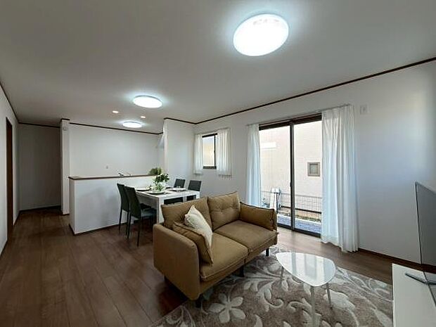 形の綺麗なリビングダイニングはお好きな家具を配置しても、余裕がありそうです。インテリアも想像しながらご見学されると、より一層楽しくなります。