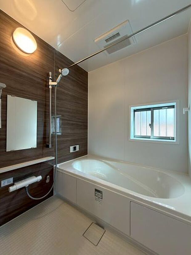 「くつろぎの贅沢バスタイム」 ゆったり足を伸ばせる、広々としたお風呂空間 一日の疲れを癒す、リラックスできるデザイン 心と体を温める、快適なバスタイム。嬉しい1616サイズ!