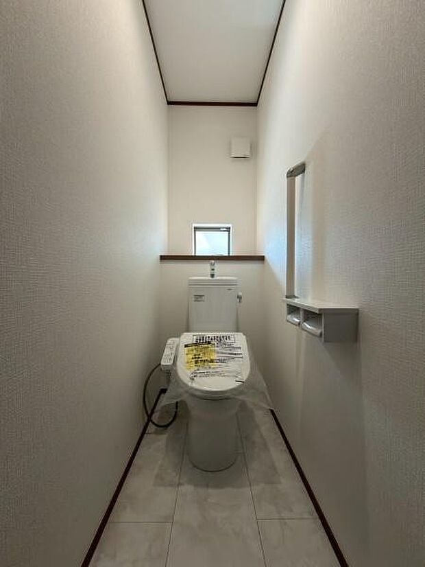 1階トイレ・ルーバー窓・収納棚付き