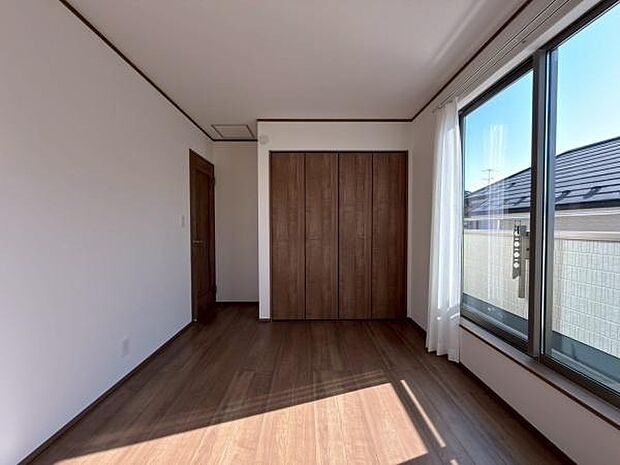 洋室6帖・採光・通風の良い6帖洋室・広いフローゼットも魅力です