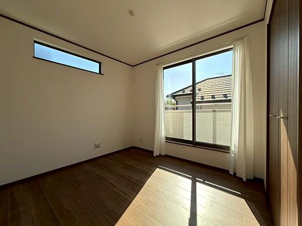 採光の取れるナチュラルな雰囲気とデザイン性のあるお部屋 寝室に。