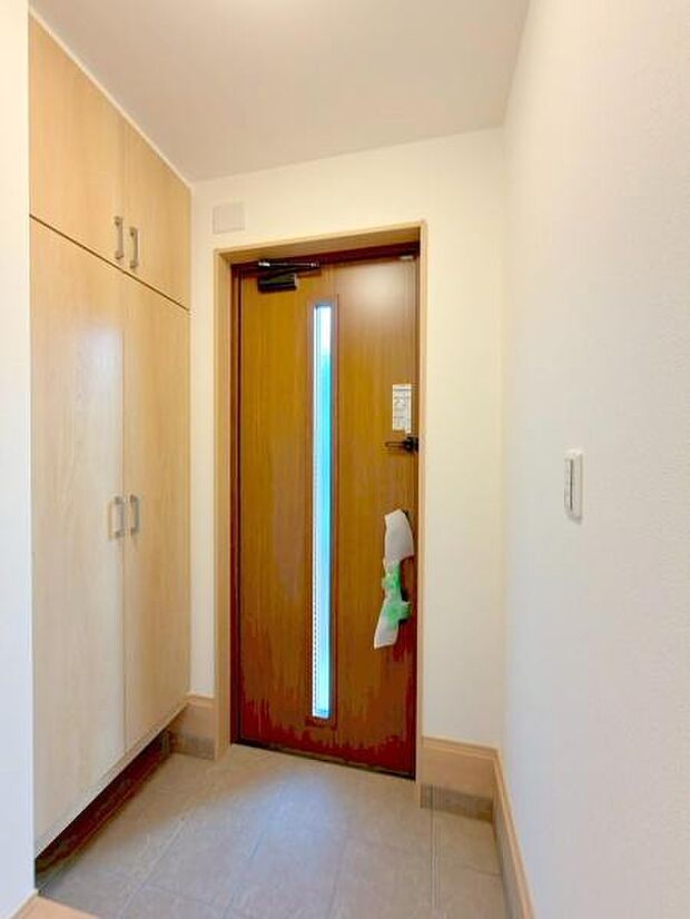 シューズボックスと玄関です。