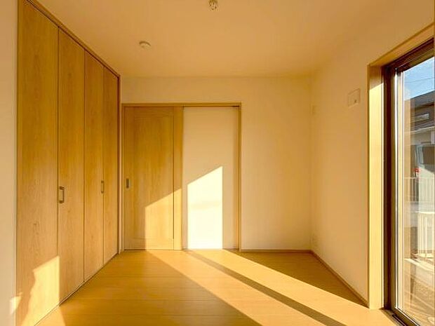 リビング続きのお部屋です。扉を外してリビングと繋げても良いですし、一つのお部屋としても利用可能です。