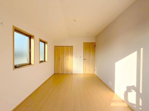 二階の洋室です。照明がなくても明るいので気持ち良く朝を迎えられそうです。