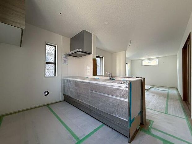 使いやすいキッチンです。リビングをひと通り見渡せます。