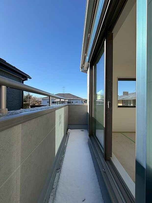 バルコニーです!日当たりが良く冬でも洗濯物がよく乾きそうです!