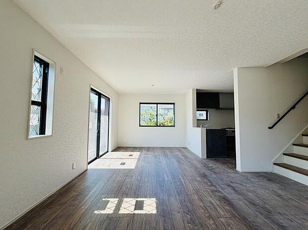 窓側から見たリビング空間です！窓が多く通風が良い為湿気が籠る心配が少ないですね！ご家族がいつも集まる場所は心地の良い空間と広さですね！