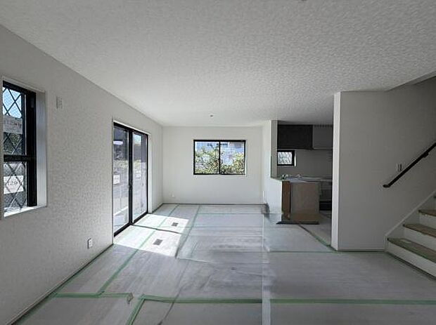 窓側から見たリビング空間です!窓が多く通風が良い為湿気が籠る心配が少ないですね!ご家族がいつも集まる場所は心地の良い空間と広さですね!