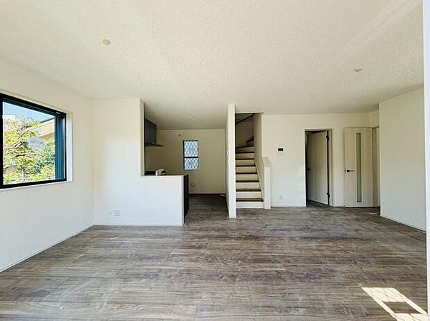 窓が多めで日当たりの良いリビングです。