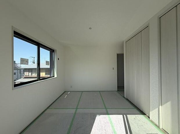 ご家族みんなで調理ができる位のスペースを実現したキッチン空間となっております。みんなで作った料理を召し上がりながらの会話は至福のひとときになるはずです。