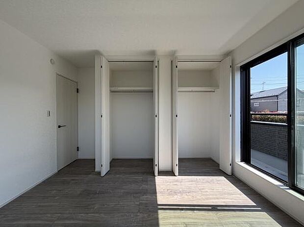 ベッドを置いても充分広いお部屋です。