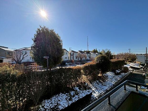 バルコニーからの眺望です!目の前は騒がしくない公園です。