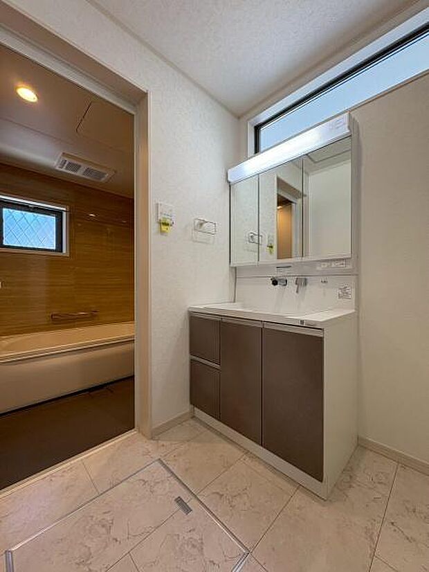 収納棚の付いた洗面化粧台