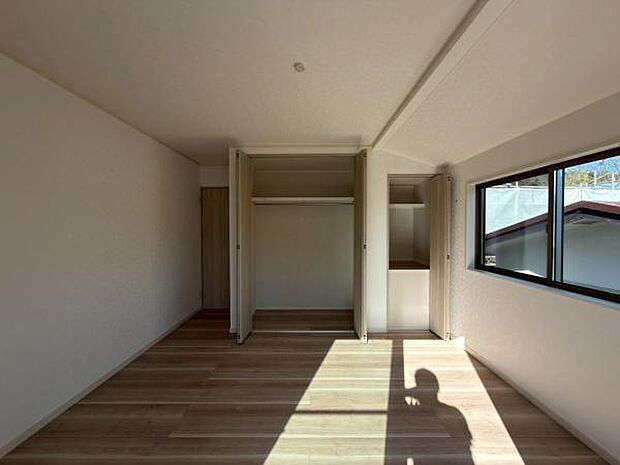 洋室7.5帖!バルコニー付きのお部屋です。日当たり良好です。